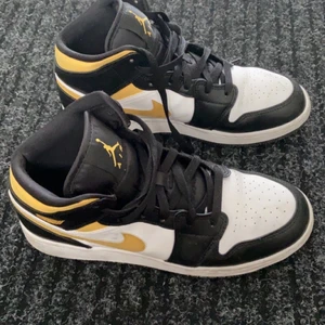 Jordan 1 - Intressekoll på mina Jordan 1, använd ett fåtal gånger köpte ganska nyligen, så bra skick🤍 säljer då dem inte kommer till användning för mig nu, strl 39 (pris kan diskuteras vid SNABB affär!!🤍) 