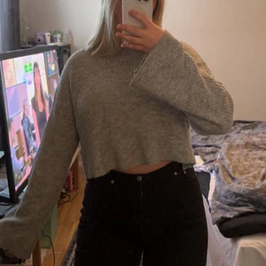 Grå stickad tröja  - Stickad tröja från H&M, använd några gånger men är fortfarande i bra skick!