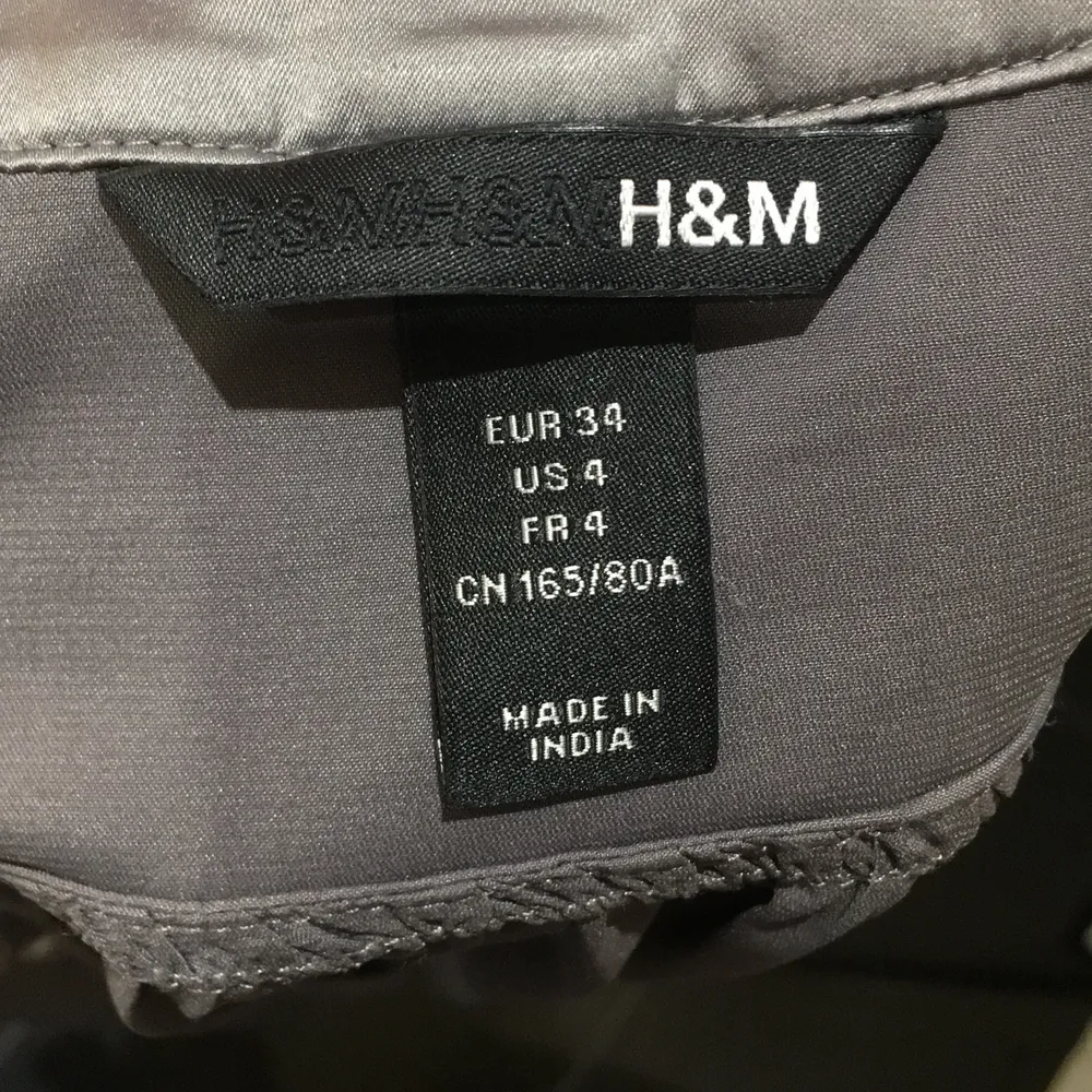 Glansig kortärmad silver-grå blus som är V-ringad. Från H&M. 🤍⚡️ Knappt använd.. Blusar.