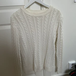 Stickad tröja  - Stickad vit tröja, rätt gammal men inte jätte använd 