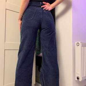 EFTERTRAKTADE Levis jeans i modellen ribcage wideleg! Jeansen är i Manchester och är väldigt långa. Har använts väldigt få gånger så ser nästan nya ut. Jeansen är i storlek 24 men skulle säga att de även passar storlek 25. Frakt tillkommer!