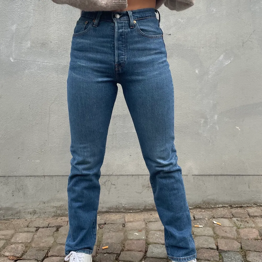 Skitsnygga Levis jeans i straightleg midwaist!! NYSKICK. Så bekväma😍😍😍 Waist: 75 cm Innerbenslängd: 77 cm. Jeans & Byxor.