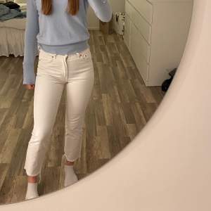Säljer dessa superfina vita jeans från zara, även dessa finns i stl. 34 och 36 (skriv vilken stl. Vid intresse)💞