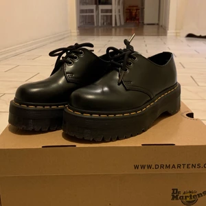 Dr Martens 1461 quad - DR MARTENS 1461 QUAD. Tidslösa skor! Skorna är storlek 37 och har själv storlek 37/37,5 och skorna passar mig perfekt om jag har tjocka strumpor. Skorna passar även en 38 då de rekommenderar att man går ner en storlek för dessa. Nypris 2000kr, mycket sparsamt använda och skorna ser helt nya ut.💕💕 pris kan diskuteras vid snabb affär