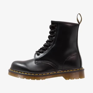 Dr Martens (nyskickj säljes! - Dessa skitcoola och snygga boots är i storlek 40 (jag har strl 39 och de passar också). Använda Max två gånger så mycket bra skick! Säljer dessa boots då jag inte använder de. Nypris/köpta för: 2000kr (modell 1460)