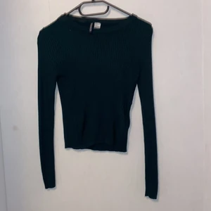 Mörkgrön ribbad tröja strl S - Mörkgrön ribbad tröja strl S från HM köpare betalar för ev frakt 