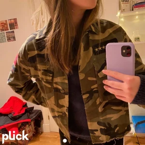 Jeansjacka - Säljer min supersnygga och trendiga camouflage jeansjacka! Köpte den här på Plick och den är i superbra skick! Säljer då den inte kommer till användning just nu🌟Perfekt att ha om man ska utomlands nu under julen! Buda från 100 kr! Lånade bilder🌟 (står ej för frakten)