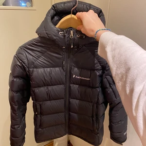 Dunjacka - Svart dunjacka från peak performance, dammodell frost down jacket i strl s, spårbar frakt 66kr☺️