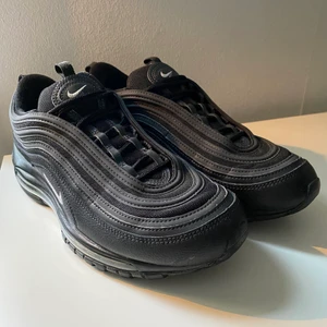 Nike air max 97, storlek 43 (us 9) - Haft dessa skor snart i 2 år men de har knappt kommit till användning. Använde dem mest i början men sedan dess har det bara legat på hyllan. Det är i rätt bra skick, 8/10 skulle jag nog säga.