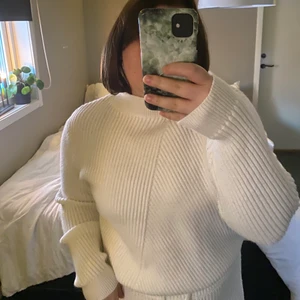 Stickad tröja från NA-KD - Stickad tröja från NA-KD i storlek M. Använd 3ggr. I bra skick  och inte stickig som vissa stickade kan upplevas!😊 tröjan har en liten krage och är otroligt skön men passar inte min stil! Original pris 400kr! Köparen står för frakten!