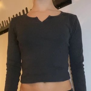 Svart tight tröja - Sååå fin med ett litet slitt! Får fina former och skön