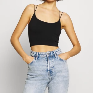 Top från Urban Outfitters - Orginal pris var 350, jag säljer den för 200! Helt ny skick!