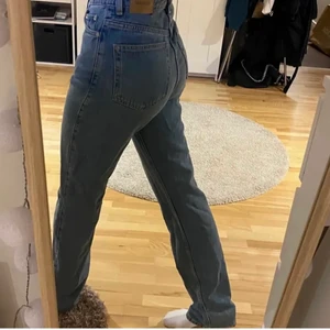 Weekday jeans - Jeans från Weekday, modell rowe. Storlek 26/34. Lägger ut igen då jag skrivit fel storlek i tidigare annons💕💕