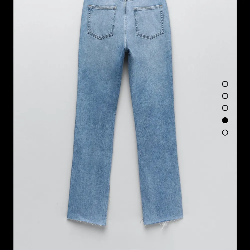 Säljer mina zara jeans med slits! Dom är tyvärr för stora för mig! Vet inte frakten i nu läge måste kolla upp det därför jag skrivit 0 på den. Jeans & Byxor.