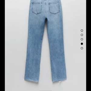 Jeans med slits  - Säljer mina zara jeans med slits! Dom är tyvärr för stora för mig! Vet inte frakten i nu läge måste kolla upp det därför jag skrivit 0 på den