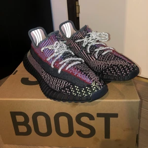 YEEZY BOOST 350 V2 - YEEZY BOOST 350 V2  ’YECHI’ sällsynt färg   Storlek 40  Skick 8/10  1600kr  Tveka inte att ställa frågor om just dessa skor🙌🏽🙌🏽