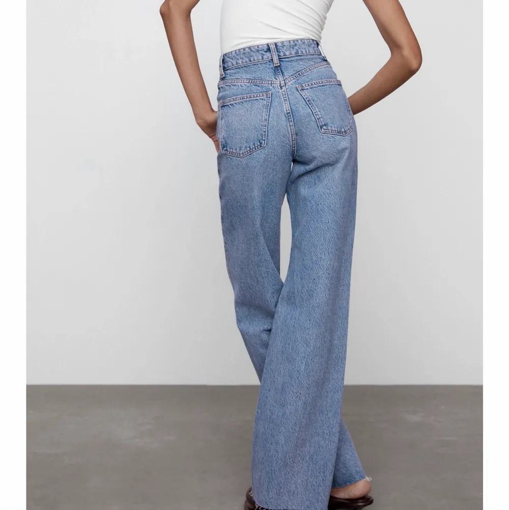 De populära wide leg full length jeansen från Zara. Är helt oanvända med lappar kvar. Säljer eftersom de inte passade. . Jeans & Byxor.