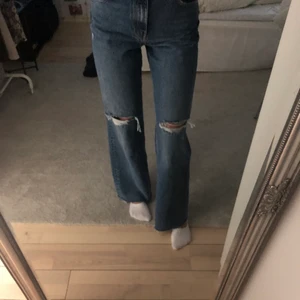 Zara wide leg high waist jeans - Storlek 36, höga i midjan, mycket långa i benen (ej avklippta), mörkblåa, använda ett fåtal gånger pga för stora för mig, går att klippa av då de ej är sydda i kanten, jag är 172 och har väldigt långa ben