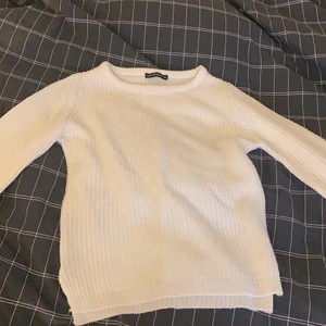 Vit stickad tröja - Vit lite tajtare stickad tröja med slits på sidorna