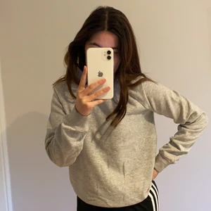 Grå sweetshirt - Säljer nu denna gråa tröja köptes den för ett tag sen men har två näst intill lika dana så säljer denna som jag tycker är lite liten för min stil. [Köpren står för frakten] VID SNABBAFFÄR KAN DEN SÄLJAS FÖR 100 INKLUDERAD FRAKT 