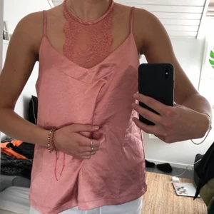 Co’couture sidenlinne med spetsdetalj - Jättefint och bekvämt sidenlinne med spetsdetalj vid halsen som man kan välja om man vill ha på eller inte! Köpt för 400 kr i butik. Passar både storlek M och S