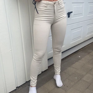 Vita jeans - Skit snygga vita jeans ifrån Clock house! Som nytt skick!🙌🏻⚡️