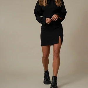 HELT NY svart klänning, Hanna schönberg - En helt ny klänning från kollektionen med nakd och Hanna schönberg. Lappen sitter kvar. Köptes i vintras med aldrig kommit till användning. Köptes för 600 mitt pris 400. Storlek S true to size. Vid ev mycket förfrågan blir det budgivning 