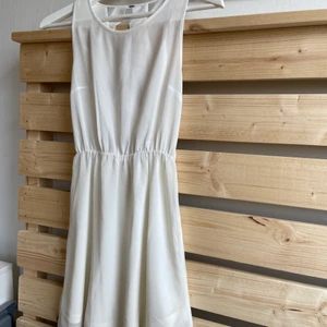 Klänning - Fint skick, men en fläck som är på sista bilden, lappen borta så vet inte säkert storleken men tror typ Xxs eller xs