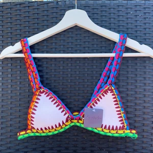 BY ANASTASIA BALI BIKINI - Halloj!! Lägger ut denna jätte fina bikini toppen igen som jag precis fick hem från By Anastasia då det bara var oseriösa köpare förut. Passar perfekt till sommaren. Den är slutsåld på hemsidan och är bara testad! Säljer vidare då den var lite liten på mig. Köpte den direkt från hemsidan för 179kr + frakt. Den är i storlek M, men då dem är små i storlekarna så skulle säga att det passar XS-S. Skicka ett meddelande om ni har funderingar, annars är det bara att buda på!💖✨💙🤩💜🌴🥰💚