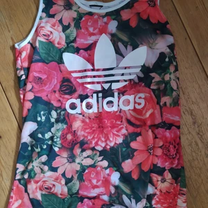 Adidas linne - Tyvärr så är lappen borttagen så storleken är uppskattningsvis en M/L. Aningens små nopprig men jag tycker inte att det märks. Djur och rökfritt hem, samfraktar gärna så kika in mina övriga annonser 🤎