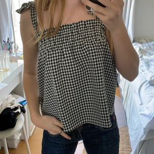 Topp  - Intressekoll på den jättefina helt oanvända tröjan från hm. Prislappen är till och med kvar som ni ser på sista bilden. För fler bilder eller frågor kontakta. Budgivning om fler blir intresserade💗