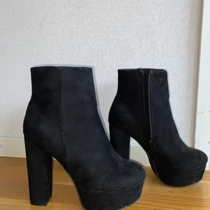 Klackskor  - Säljer ett par jätte fina klackskor har andvänt två gånger, säljer pga att det är lite för amå för mig. Passar fint med jeans 