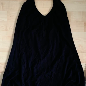 Gina linne y2k - Säljer detta superfina och bekväma linne ifrån Gina som har gått ut ur sortimentet. Det är i storlek L men skulle säga att den passar även M och XL. Linnet har en djupt skuren öppen rygg med ett band som går runt nacken. Är i inprincip nyskick. Säljer då jag har gått ner i vikt och den inte längre passar samt att den inte är min stil längre. Vid intresse så kan fler bilder skickas efter önskemål då jag inte riktigt vet vad för bilder som önskas i en annons. Köparen står för frakt.