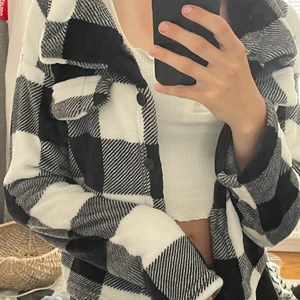 Jacka - Jätteskön jacka. Passformen är också perfekt lite oversize men inte för mycket!