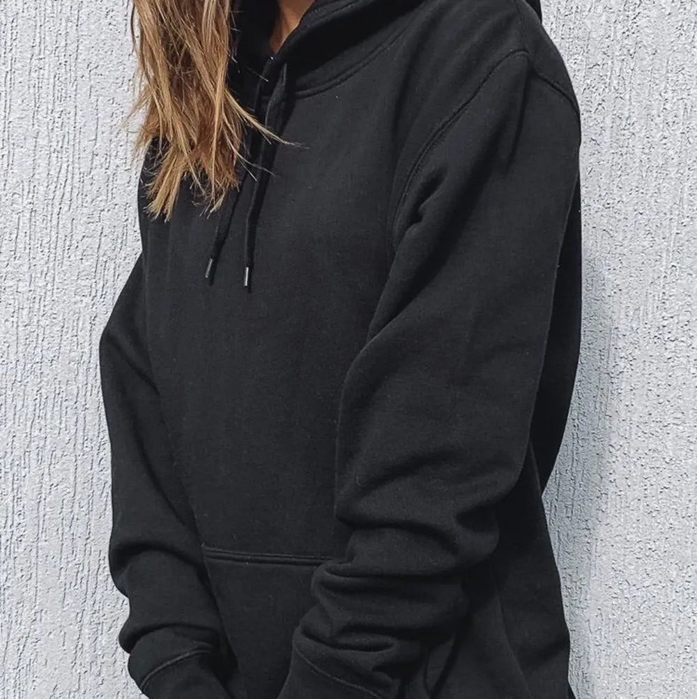 Säljer en vanlig svart hoodie, den är lite gråare i färgen annars jättebra skick!!👍🤍. Hoodies.