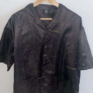 Skjorta  - Köp på junkyard 