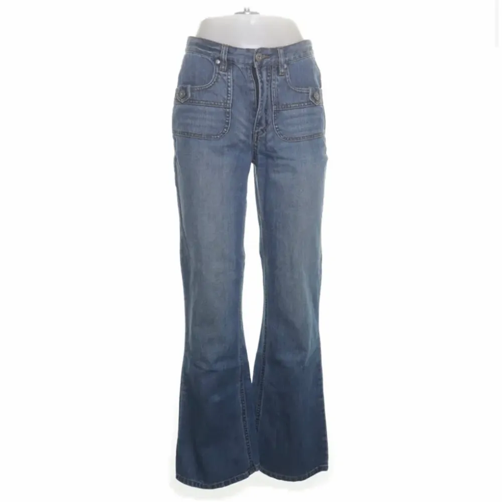 Jättesnygga bootcut/straight jeans från Indiska. Köpte dem på Sellpy men de var tyvärr för små i midjan på mig som brukar ha W29 eller storlek 38/40.. Jeans & Byxor.