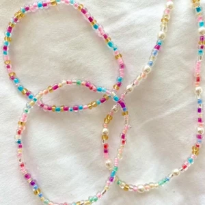 Designa egna smycken  - Vi gör egna smycken som du själv designar💕 armband kostar 30 kr st, halsband 50 kr, ringar 10 kr + frakt☺️