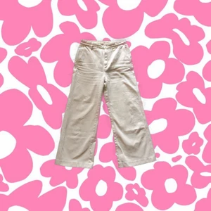 Vita jeans, H&M  - Vita jeans från H&M i stl 38. Högmidjade och ankellånga med vida ben, säljer dem för att de är för små. Möter upp i Göteborg eller fraktar, fraktkostnaden står köparen för💕 Fraktkostnaden kan även ändras ifall du vill ha spårbart paket eller inte! Ge gärna prisförslag i kommentarerna/via meddelande om du tycker priset är för högt!🥰