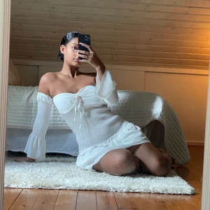 Super fin vit klänning  - Säljer denna fina klänning som tyvärr aldrig kommit till användning. Perfekt som stundentklänning eller avslutnings klänning. Köparen står för frakten ✨💕✨