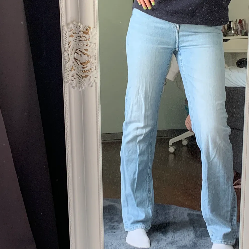 Raka, högmidjade jeans från weekday i modellen ”voyage”. Jag är ca 172. Jeans & Byxor.