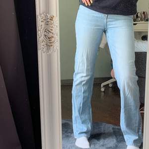 Raka, högmidjade jeans från weekday i modellen ”voyage”. Jag är ca 172