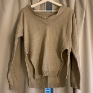 Lager 157 tröja - Off- sholder brun tröja med slits på sidorna 