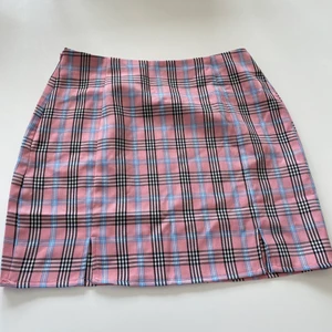 Kjol från shein  - Sjukt fin kjol ifrån shein rosa randig i storlek S, helt oanvänd perfekt till sommaren. 