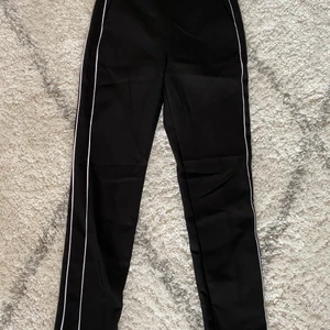 Kostymbyxa Zara - Svart kostymbyxa med vit detalj från Zara i storlek S. Väldigt sköna och stilrena med bra passform. Köpare står för frakten.