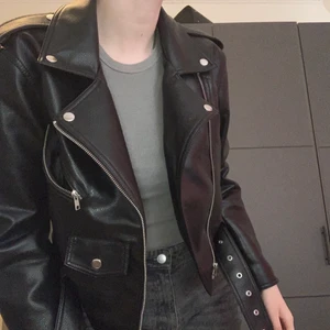 Läderjacka  - Så fin läderjcka från bikbok i storleken M men ja säljer min för 350 plus frakt som köparen står för :) 