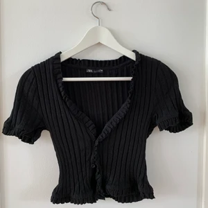 V-ringad topp från ZARA - Så fin v-ringad topp från ZARA med 3 knappar där fram som går att knäppa upp om så önskas. Sååå fin nu till vår/sommar! Storlek M men skulle säga att den mer är en S då Zaras toppar ibland är små i storlek. Säljer pga att den är något för v-ringad för mig.. pris inkl frakt💕