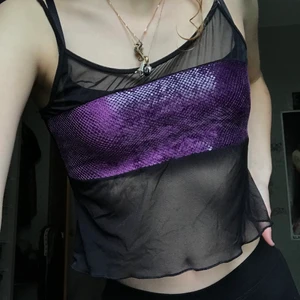 Fest topp - Ascool fest topp i mesh och lila fake orm skin på bysten, är i storlek M men passar bra på mig som har XS/S