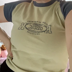 T-shirt - Köpt här på plick men har inte använts så mycket av mig. Skulle gissa att det är en tröja från barnavdelningen, men passar xs bra