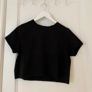 Croppad t-shirt ifrån na-kd - Croppade t-shirts från na-kd! De perfekta basplaggen! Köp båda för 60 kr 